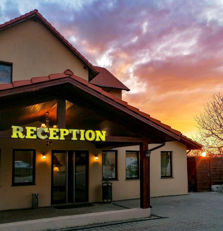 Little Texas Iasi Hotel Exterior photo